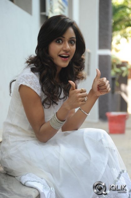 Vithika-Sheru-at-Prema-Ishq-Kaadhal-Press-Meet